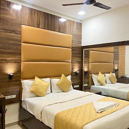 Hotel Blue Wellington - Near Mumbai Airport Exteriör bild