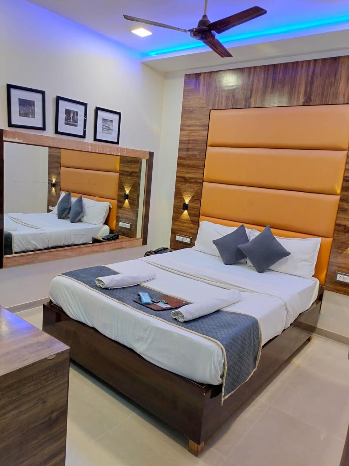 Hotel Blue Wellington - Near Mumbai Airport Exteriör bild