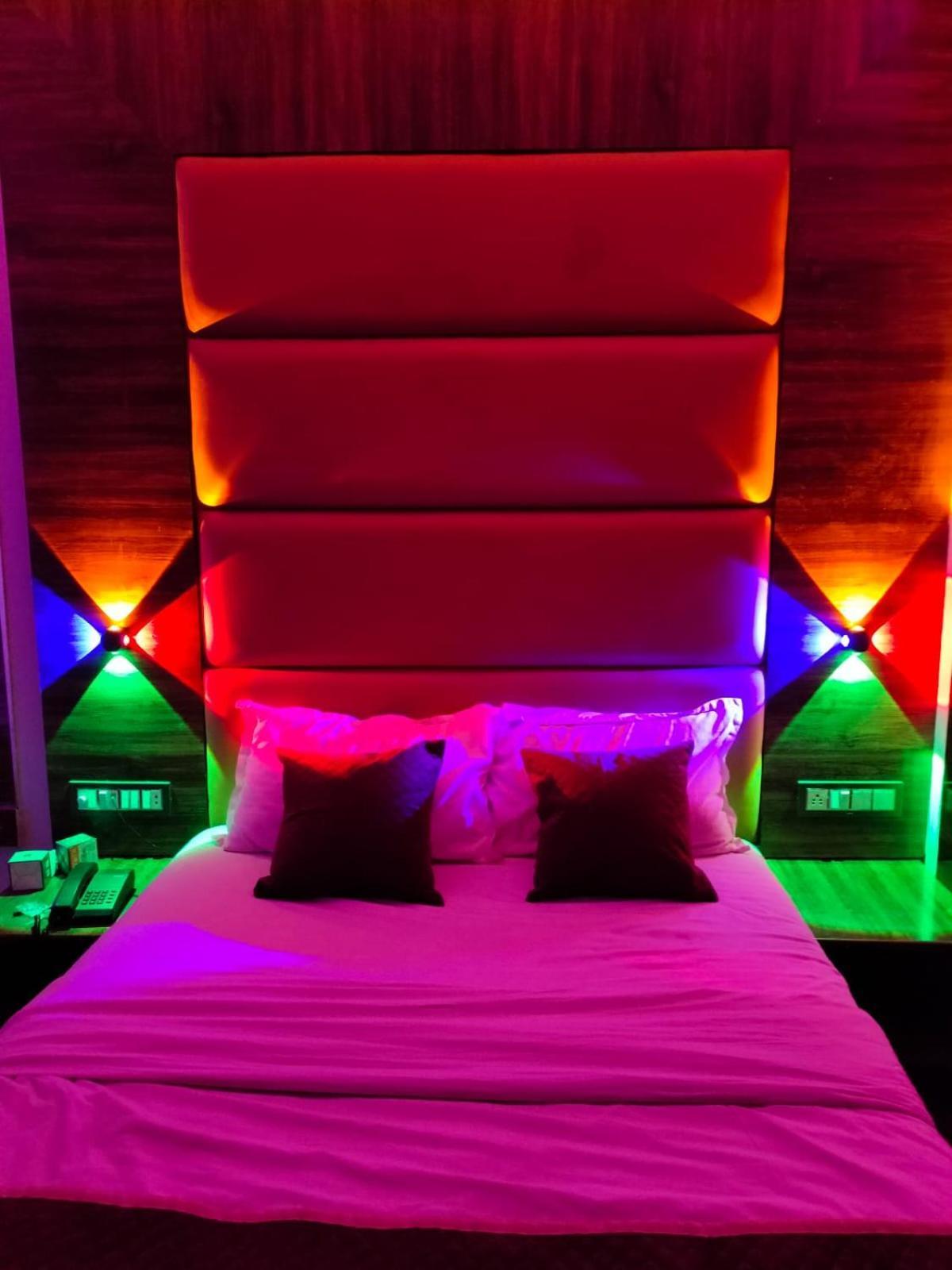 Hotel Blue Wellington - Near Mumbai Airport Exteriör bild
