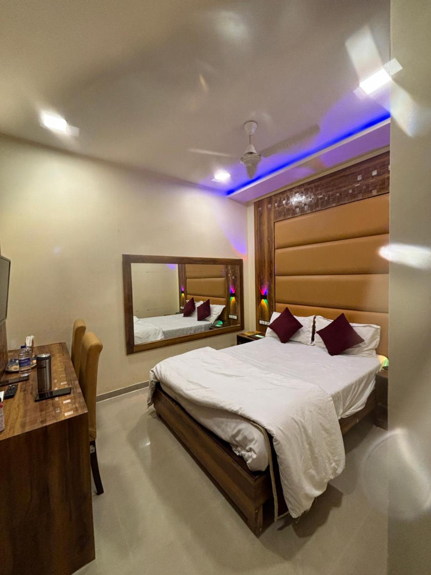 Hotel Blue Wellington - Near Mumbai Airport Exteriör bild