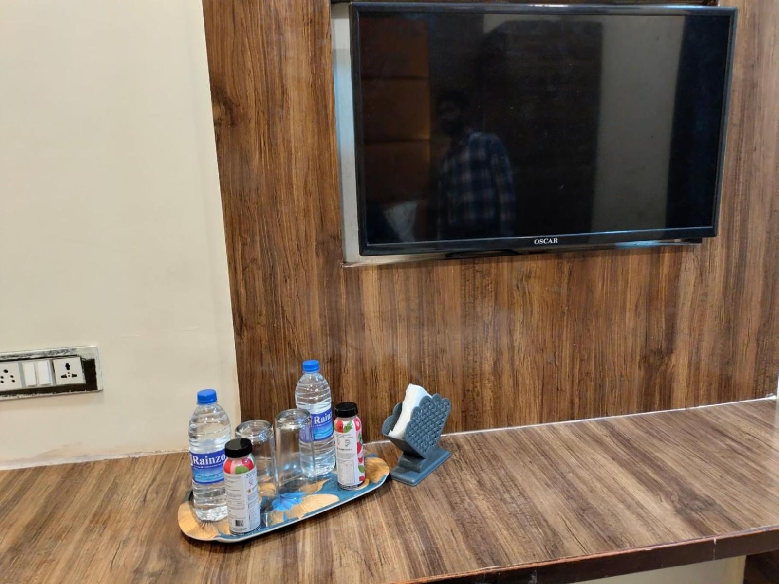 Hotel Blue Wellington - Near Mumbai Airport Exteriör bild