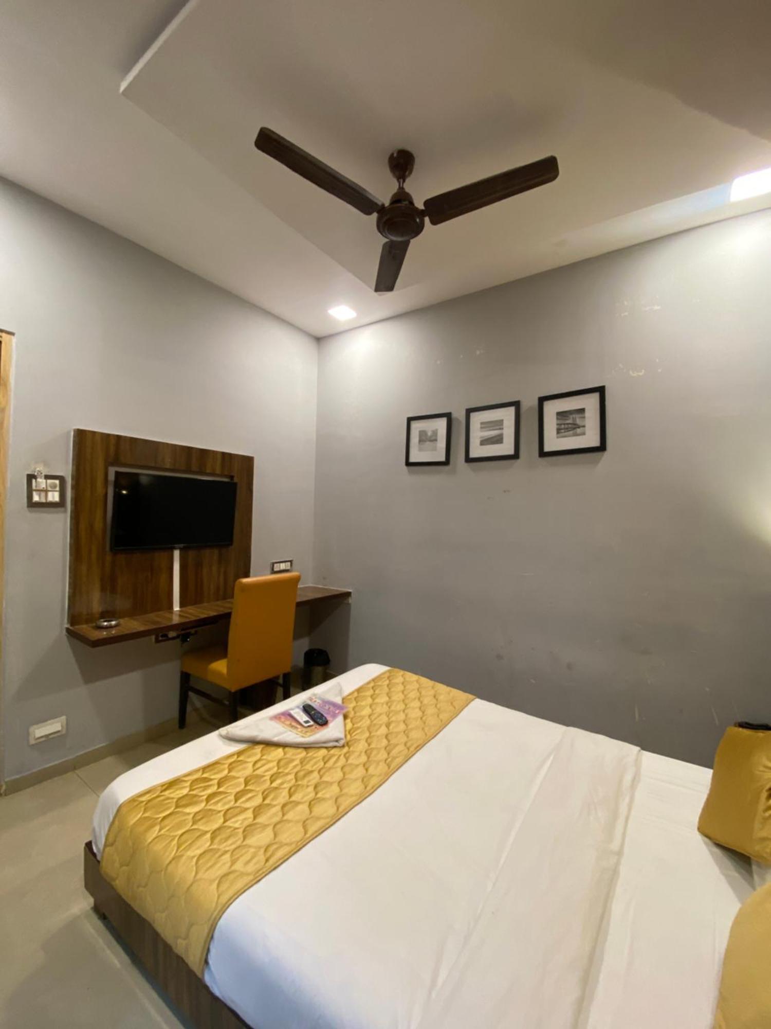 Hotel Blue Wellington - Near Mumbai Airport Exteriör bild