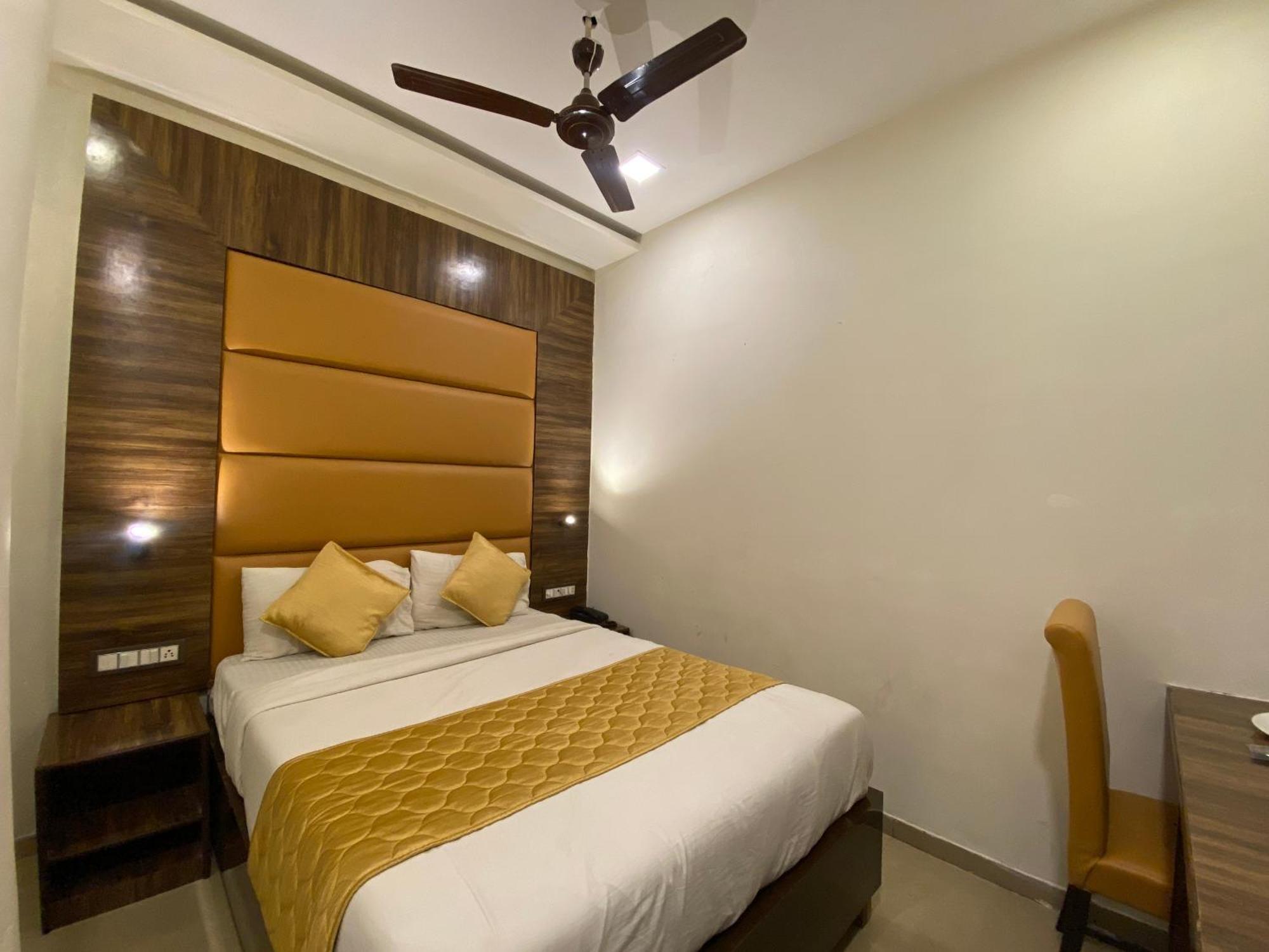 Hotel Blue Wellington - Near Mumbai Airport Exteriör bild