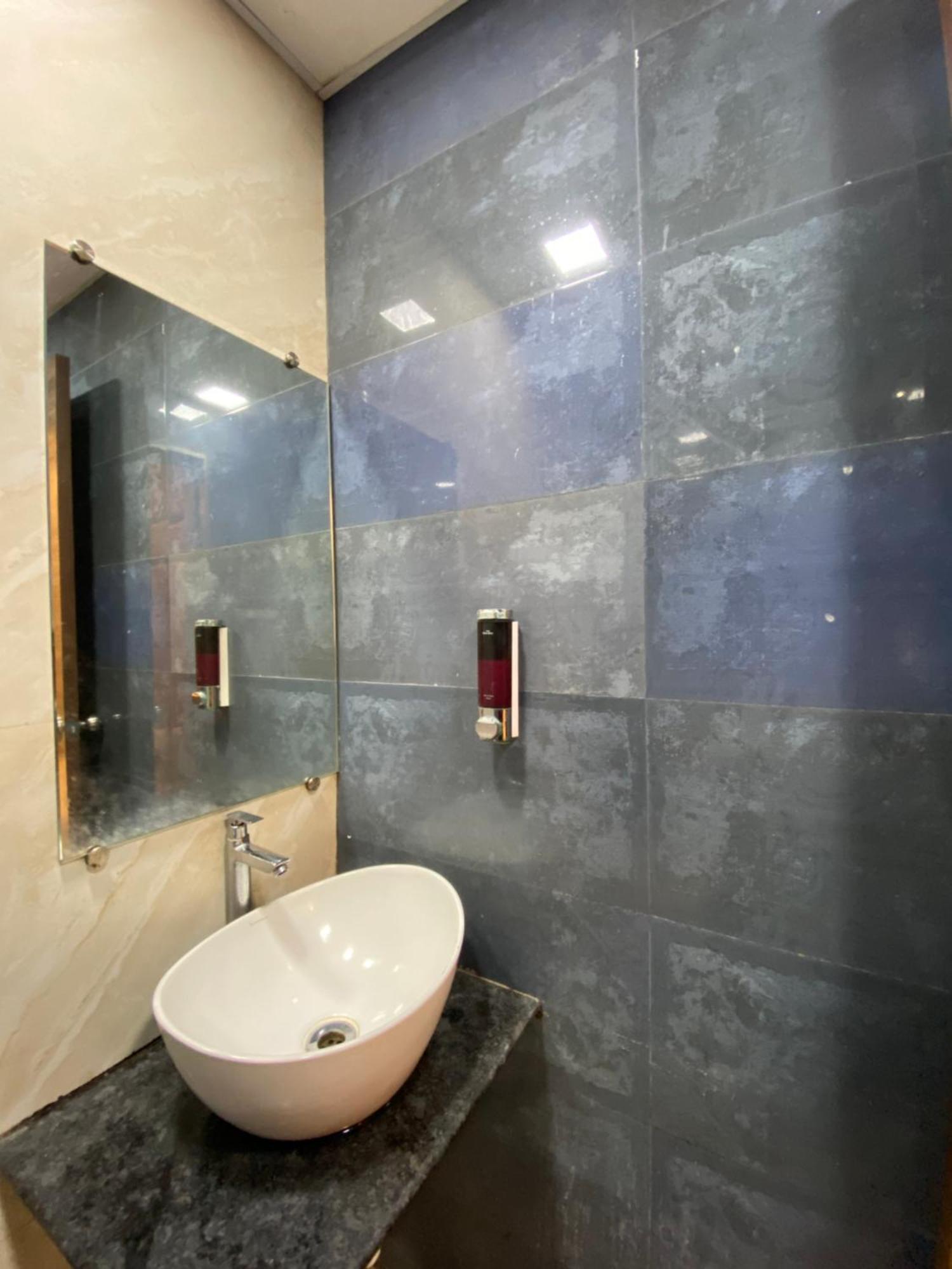 Hotel Blue Wellington - Near Mumbai Airport Exteriör bild