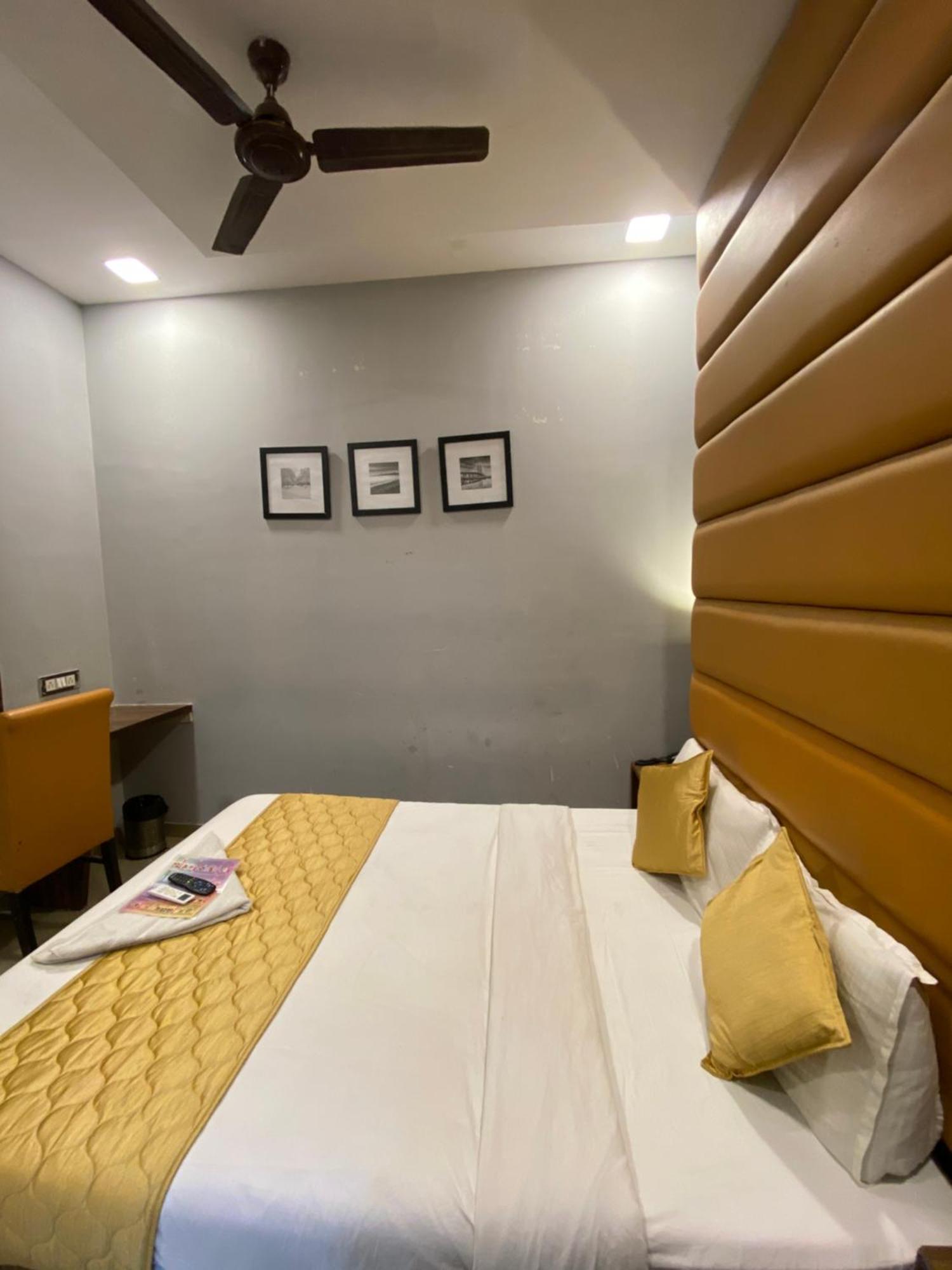 Hotel Blue Wellington - Near Mumbai Airport Exteriör bild