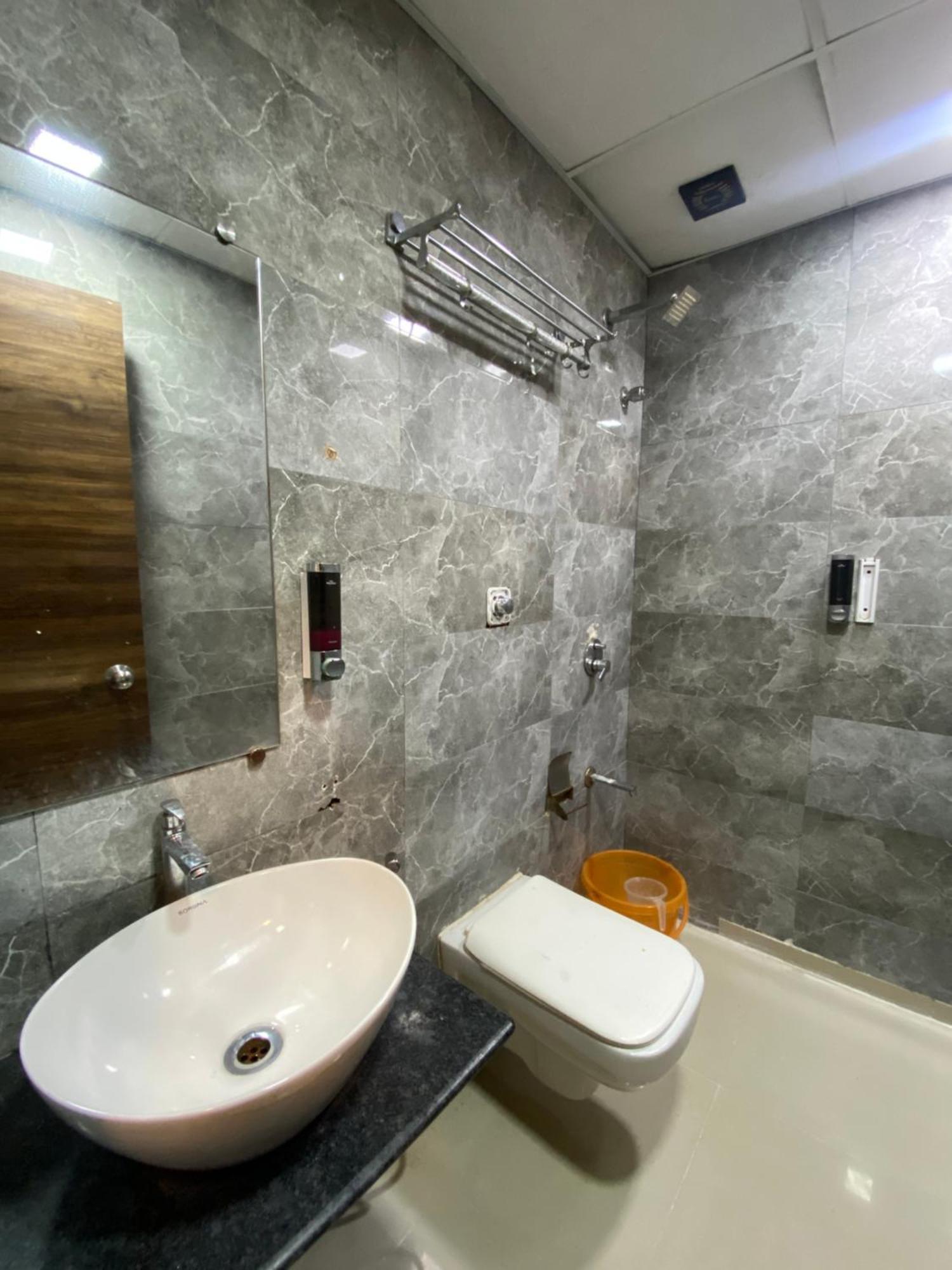 Hotel Blue Wellington - Near Mumbai Airport Exteriör bild