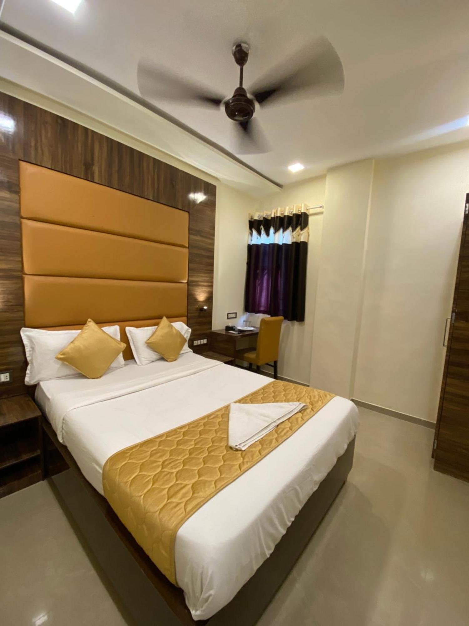 Hotel Blue Wellington - Near Mumbai Airport Exteriör bild