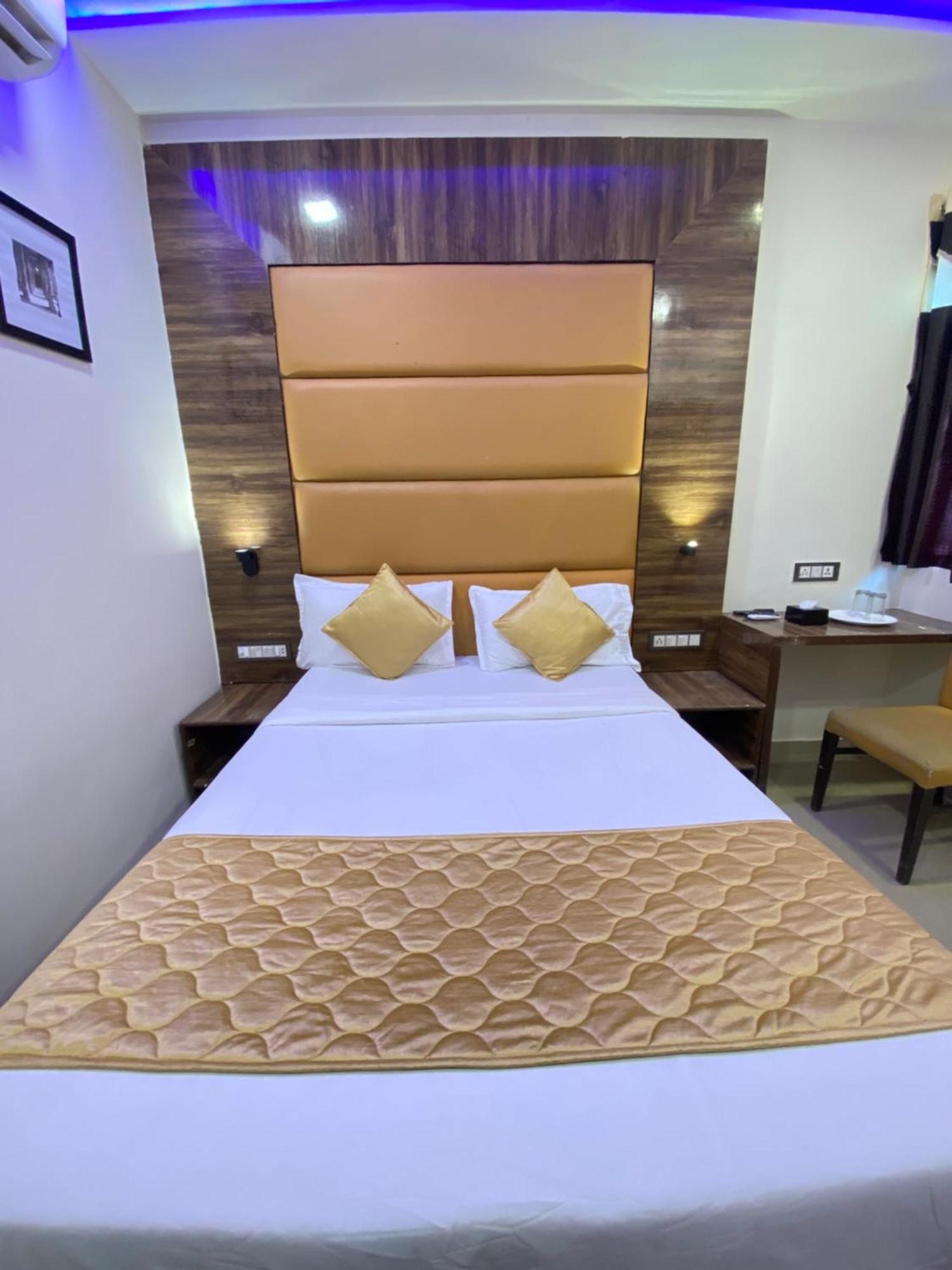 Hotel Blue Wellington - Near Mumbai Airport Exteriör bild