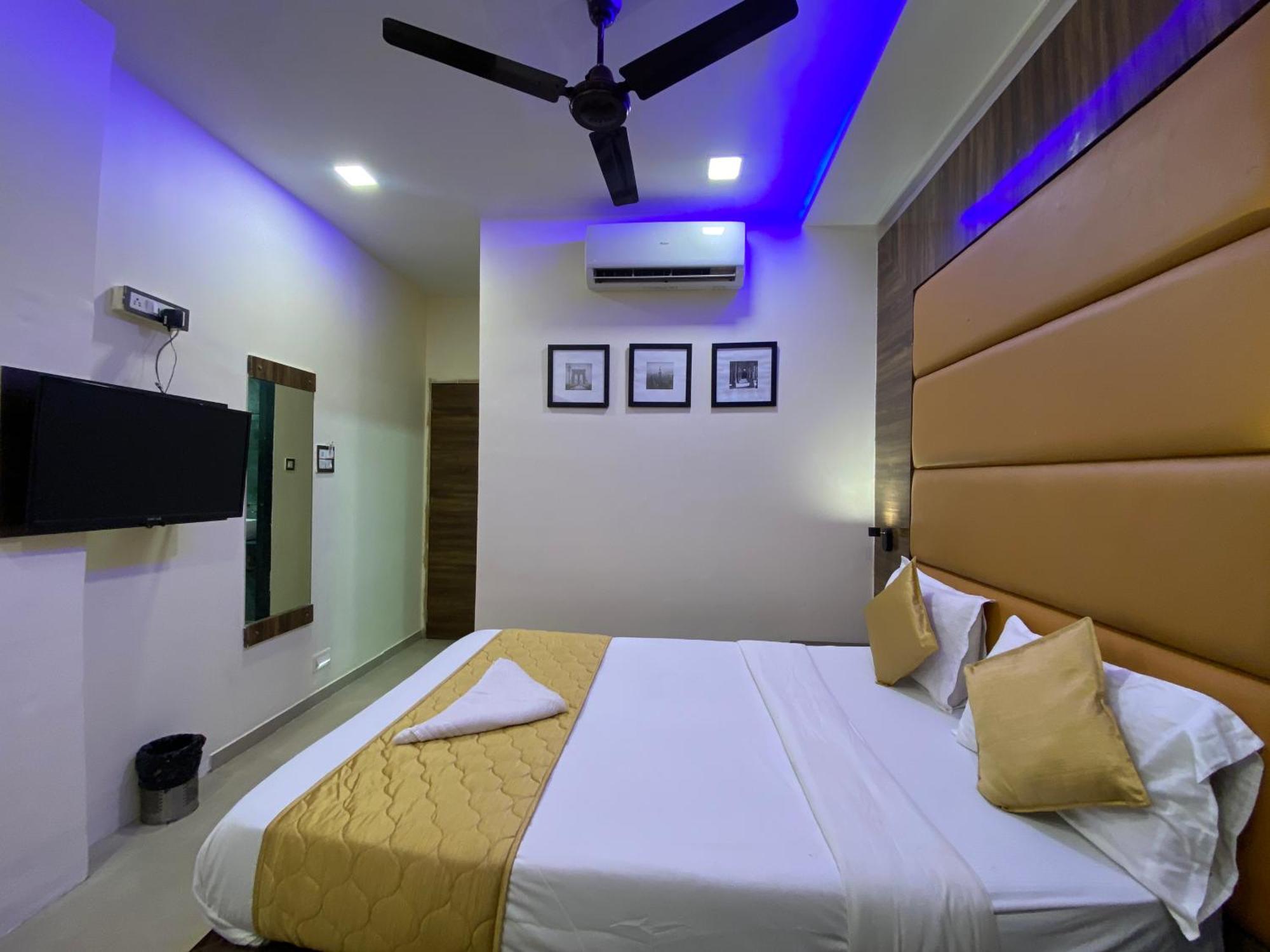 Hotel Blue Wellington - Near Mumbai Airport Exteriör bild
