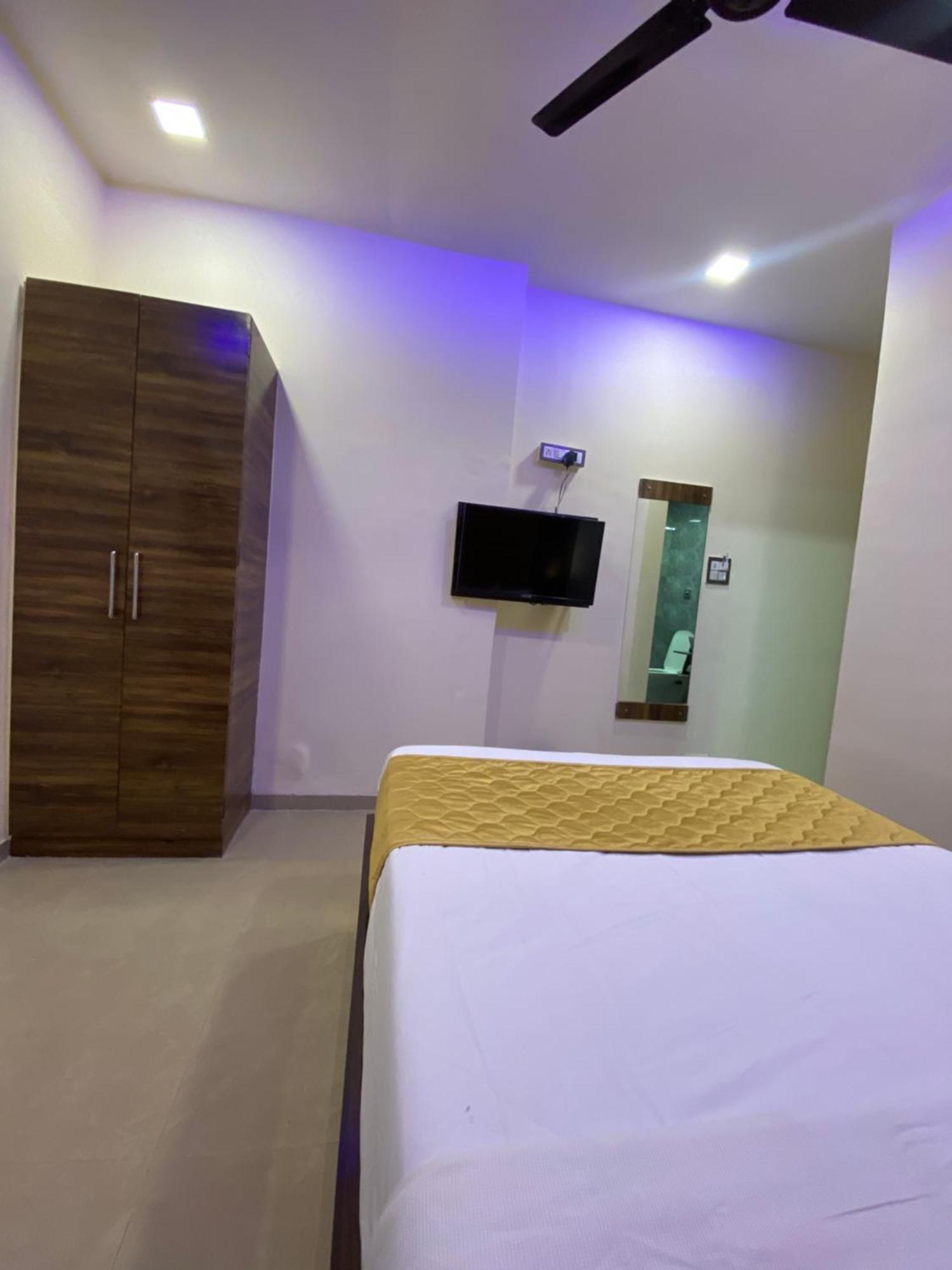 Hotel Blue Wellington - Near Mumbai Airport Exteriör bild