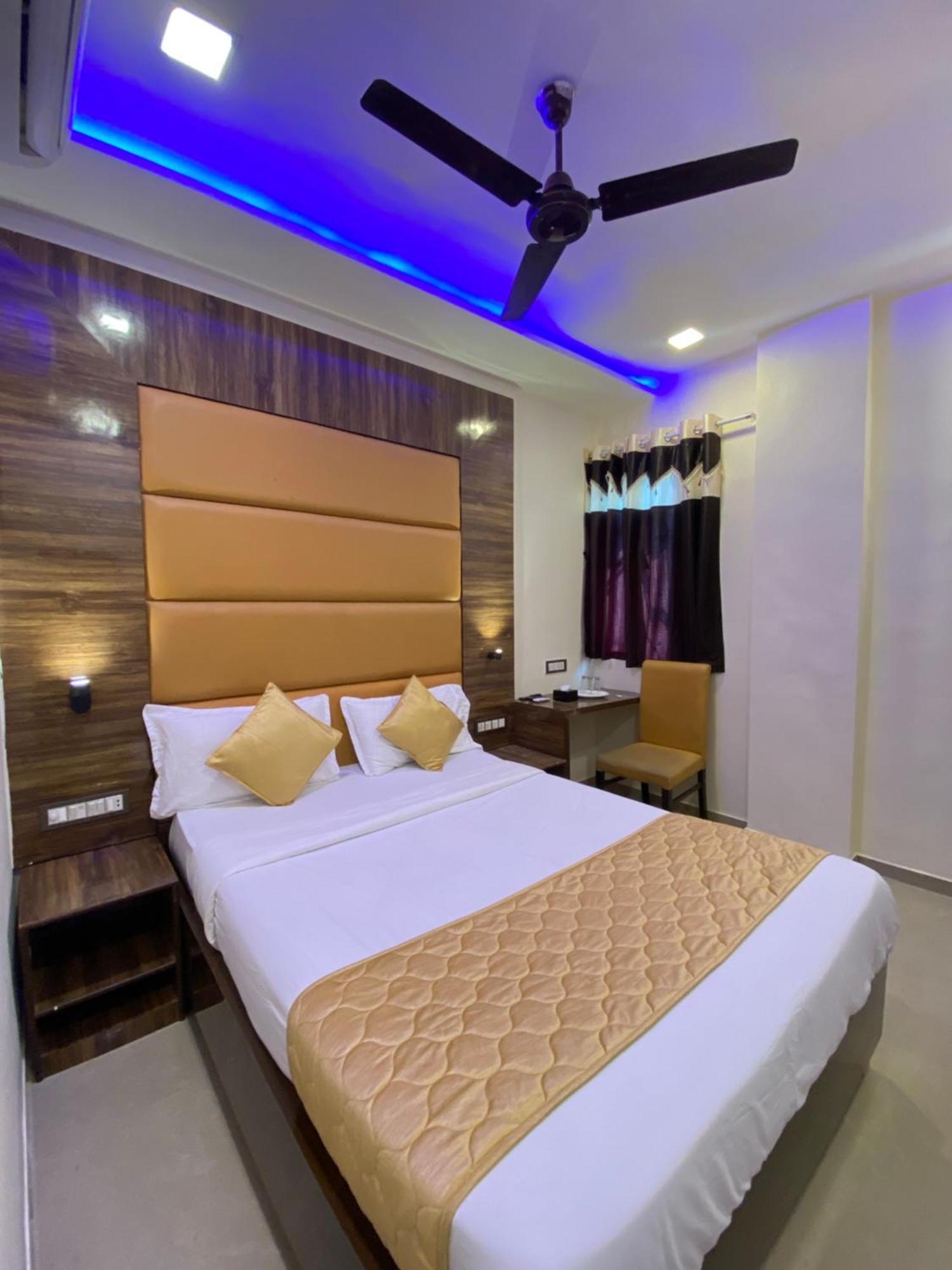 Hotel Blue Wellington - Near Mumbai Airport Exteriör bild