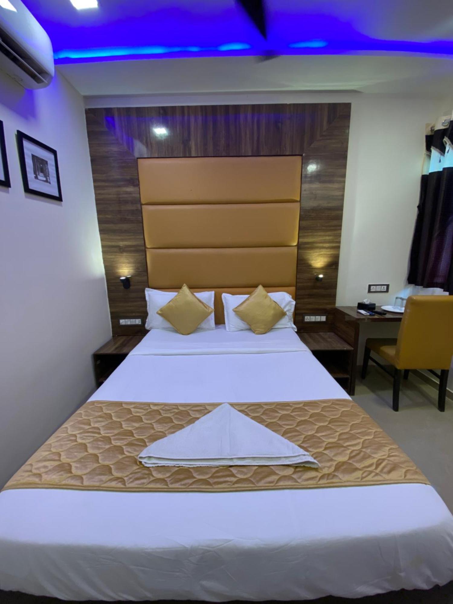 Hotel Blue Wellington - Near Mumbai Airport Exteriör bild