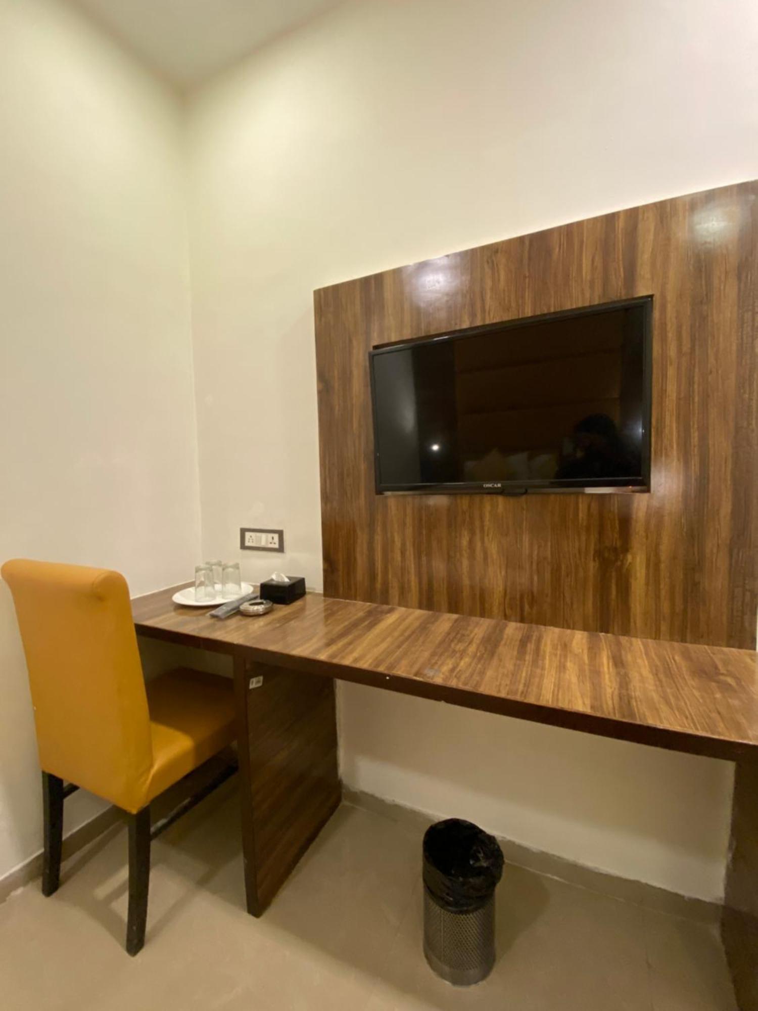 Hotel Blue Wellington - Near Mumbai Airport Exteriör bild