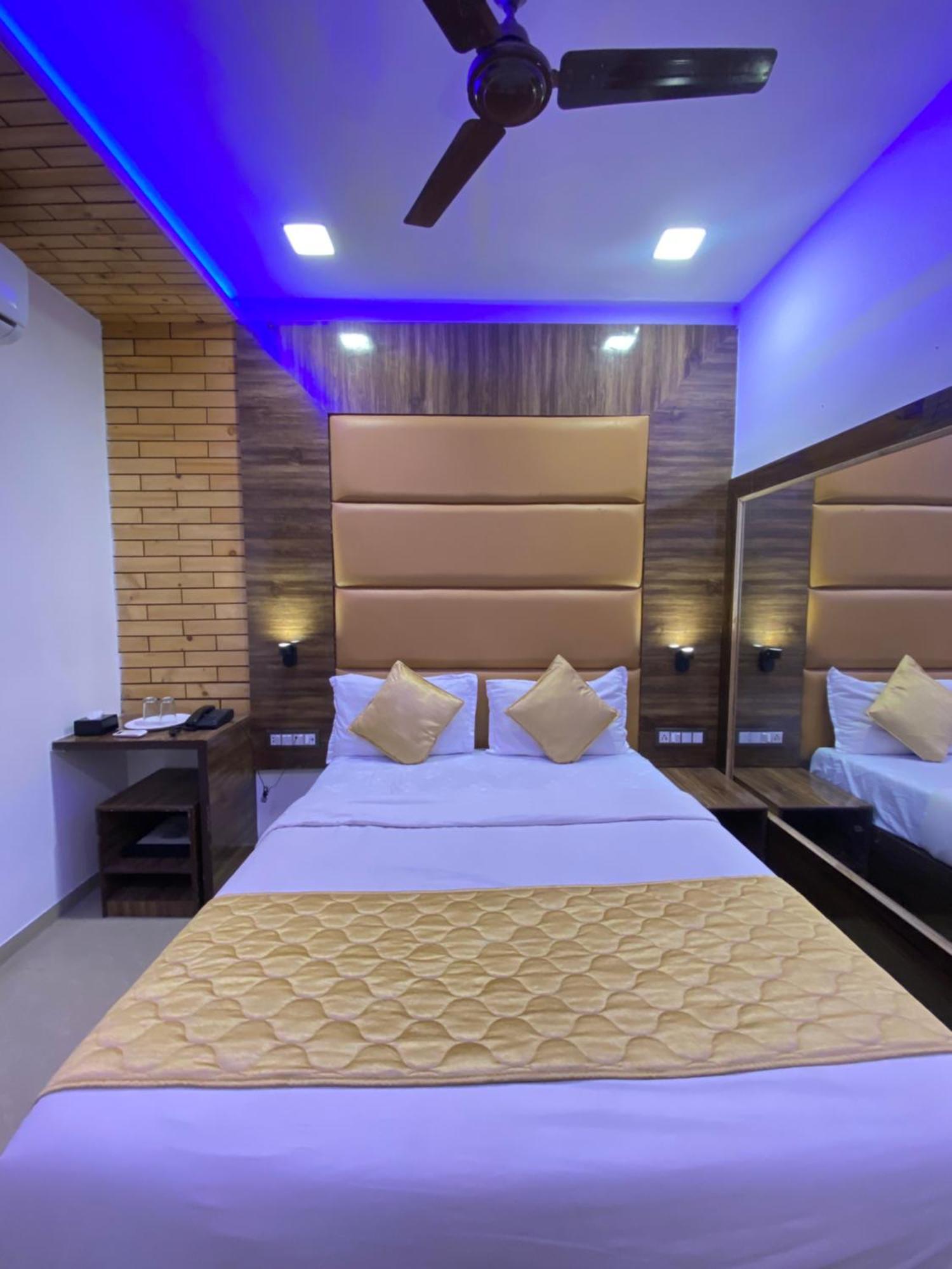 Hotel Blue Wellington - Near Mumbai Airport Exteriör bild