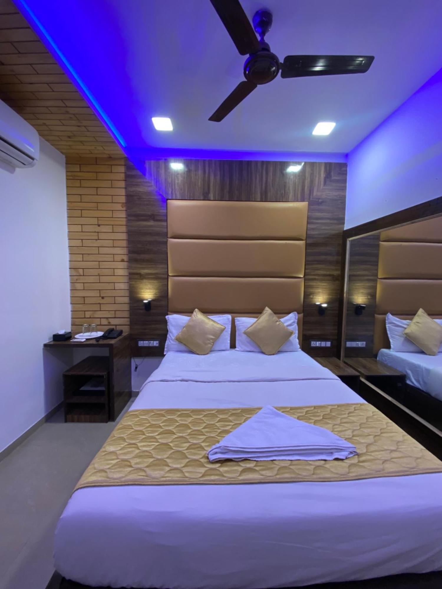 Hotel Blue Wellington - Near Mumbai Airport Exteriör bild