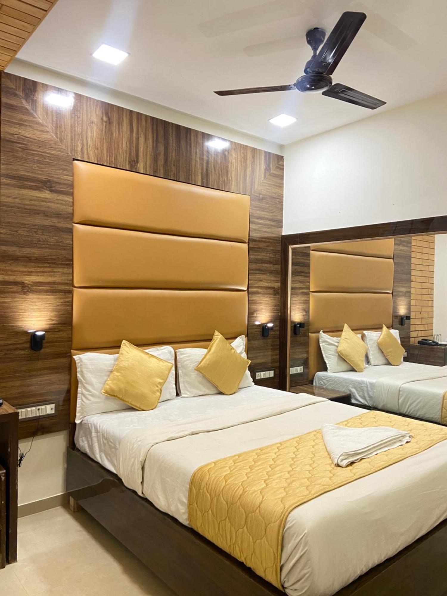 Hotel Blue Wellington - Near Mumbai Airport Exteriör bild