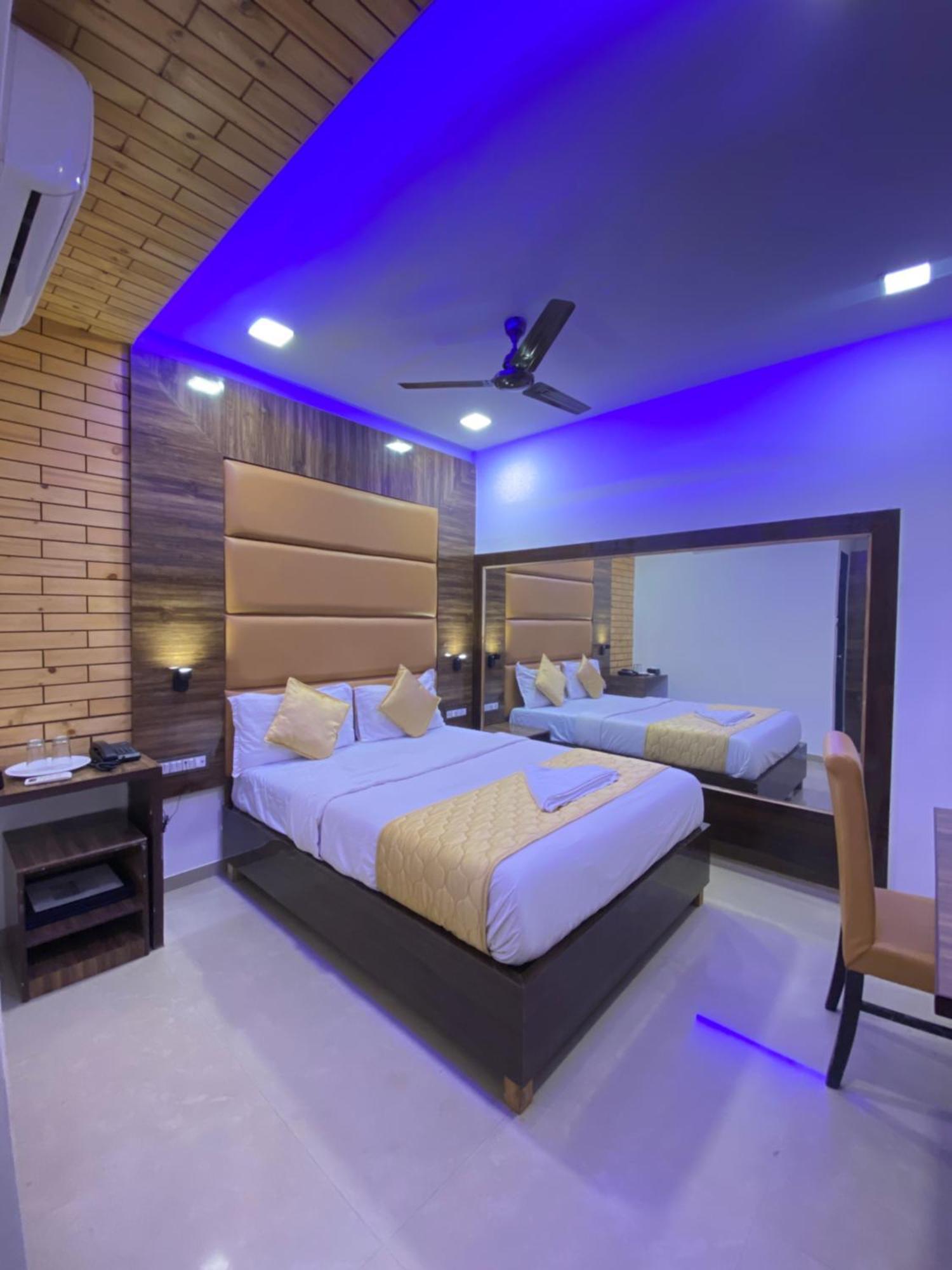 Hotel Blue Wellington - Near Mumbai Airport Exteriör bild